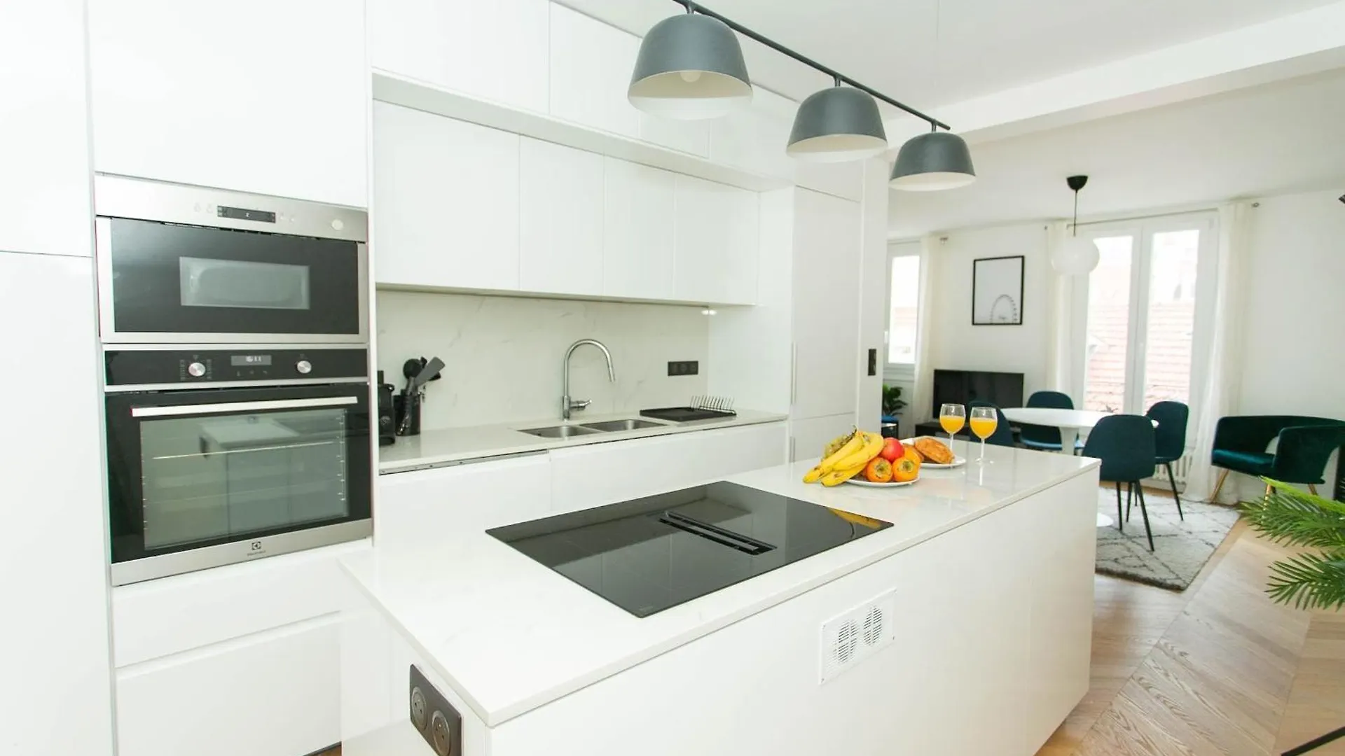 Cozy 2Br Near Champs-Elysees Paris France