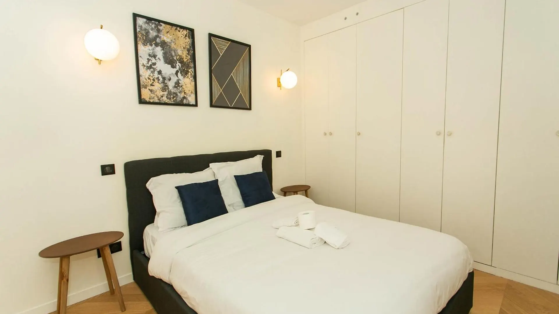 Cozy 2Br Near Champs-Elysees Paris France